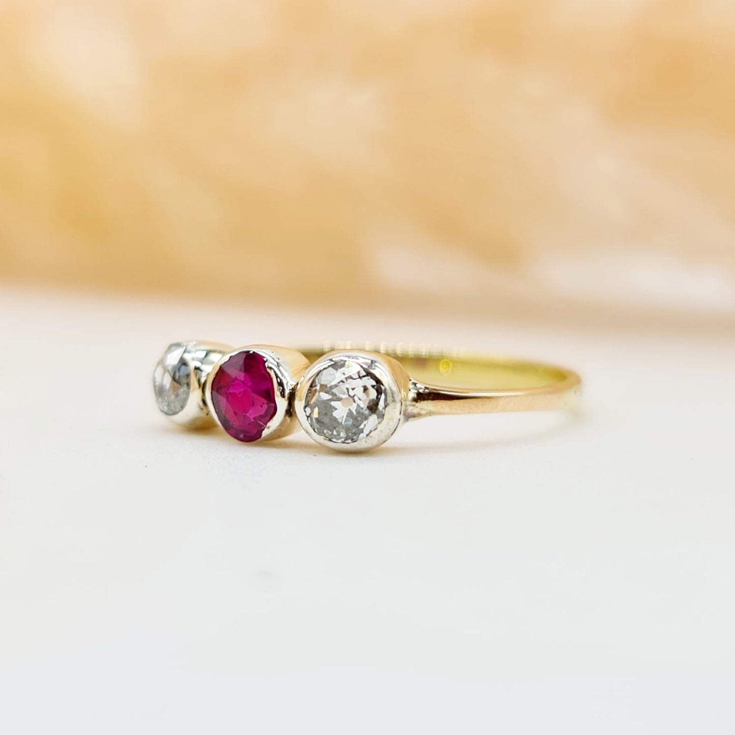 Jugendstil Ring aus 585 14 kt Gelbgold mit einem runden Rubin und 2 Diamanten im Altschliff ca 0,38ct - Elegante Schönheit für besondere Anlässe