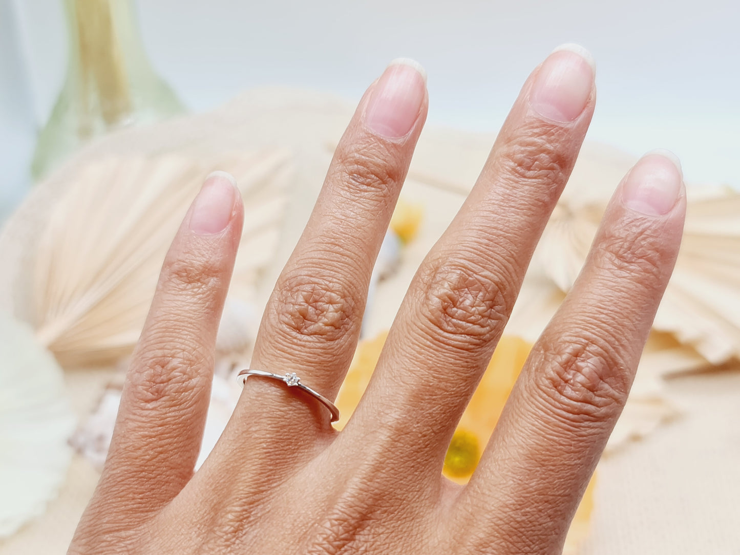 Exquisites Verlobungsgeschenk - der Ring Solitär Brillant 585 aus 14 KT Gold. Der funkelnde 0.03ct w si Brillant ist in einer krappenfassung aus 585 Weißgold perfekt eingebettet. Ein zeitloses und elegantes Accessoire, das die Schönheit Ihrer Liebe für immer widerspiegelt.