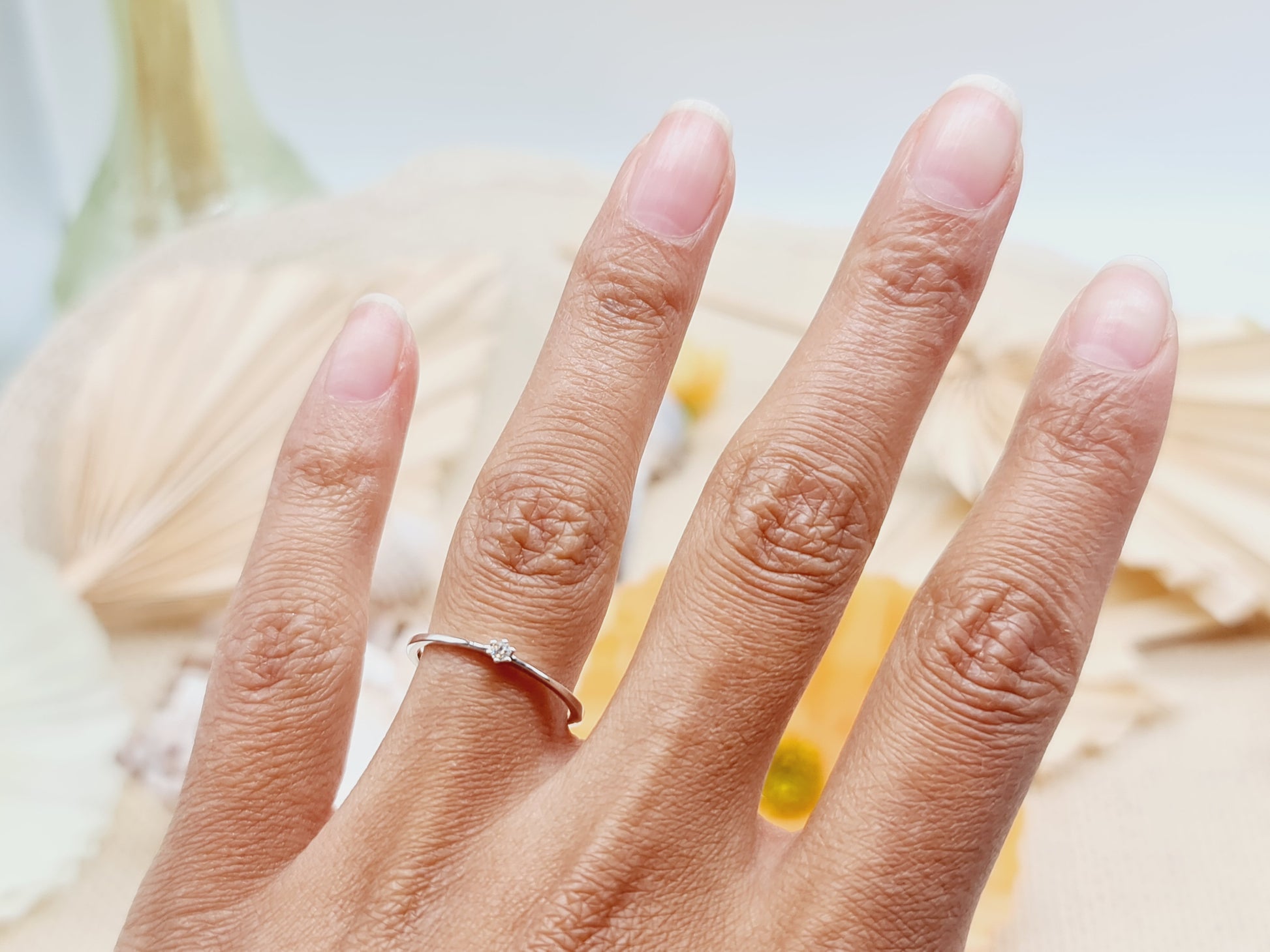 Exquisites Verlobungsgeschenk - der Ring Solitär Brillant 585 aus 14 KT Gold. Der funkelnde 0.03ct w si Brillant ist in einer krappenfassung aus 585 Weißgold perfekt eingebettet. Ein zeitloses und elegantes Accessoire, das die Schönheit Ihrer Liebe für immer widerspiegelt.