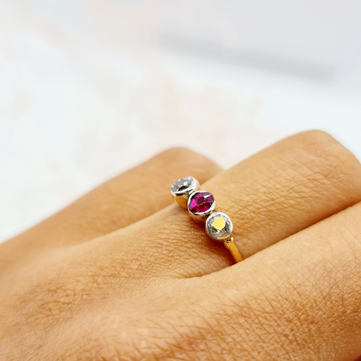 Jugendstil Ring aus 585 14 kt Gelbgold mit einem runden Rubin und 2 Diamanten im Altschliff ca 0,38ct - Elegante Schönheit für besondere Anlässe
