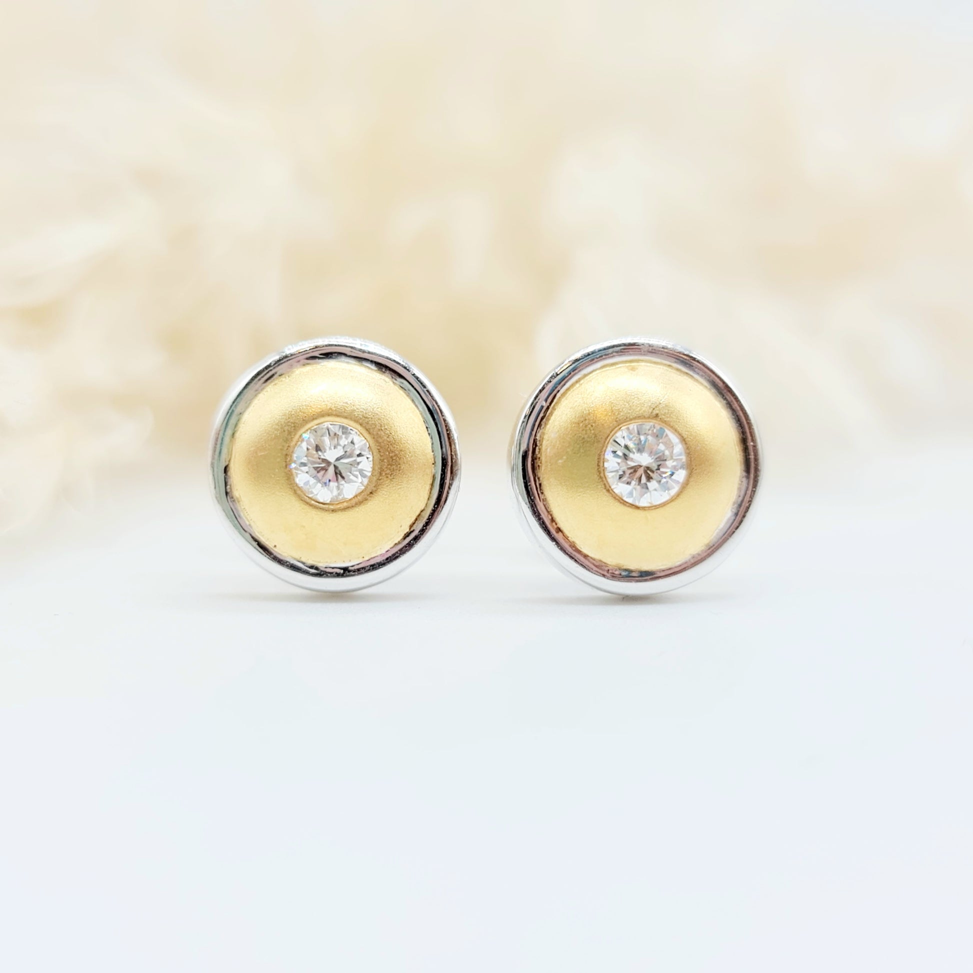 Erwecken Sie die Sonne in sich mit diesen luxuriösen Ohrsteckern aus 750er Weiß- und Gelbgold! Mit insgesamt 0,30 Karat Brillanten, spürbarem Gewicht und sicherem Verschluss sind sie nicht nur hochwertig verarbeitet, sondern auch ein echter Blickfang. Der Kreis aus Weiß- und Gelbgold strahlt wie die Sonne selbst. Durchmesser: 10mm.