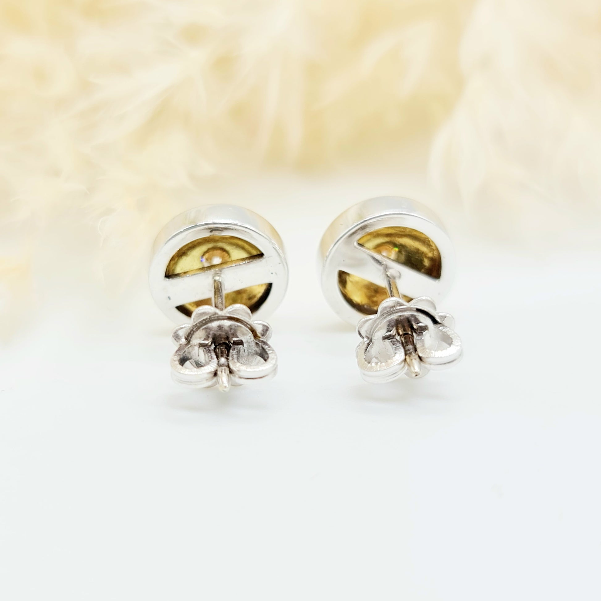 Erwecken Sie die Sonne in sich mit diesen luxuriösen Ohrsteckern aus 750er Weiß- und Gelbgold! Mit insgesamt 0,30 Karat Brillanten, spürbarem Gewicht und sicherem Verschluss sind sie nicht nur hochwertig verarbeitet, sondern auch ein echter Blickfang. Der Kreis aus Weiß- und Gelbgold strahlt wie die Sonne selbst. Durchmesser: 10mm.