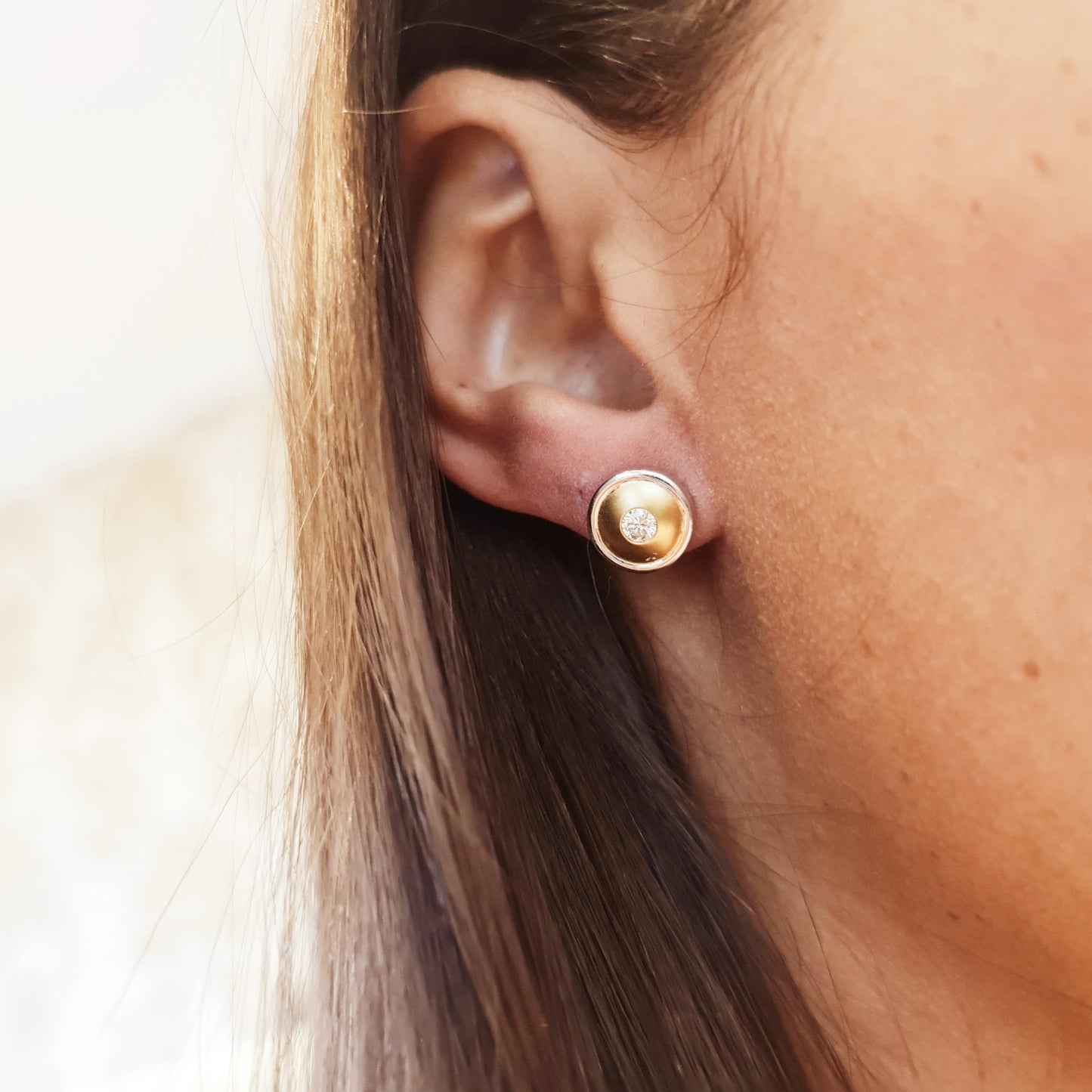 Erwecken Sie die Sonne in sich mit diesen luxuriösen Ohrsteckern aus 750er Weiß- und Gelbgold! Mit insgesamt 0,30 Karat Brillanten, spürbarem Gewicht und sicherem Verschluss sind sie nicht nur hochwertig verarbeitet, sondern auch ein echter Blickfang. Der Kreis aus Weiß- und Gelbgold strahlt wie die Sonne selbst. Durchmesser: 10mm.