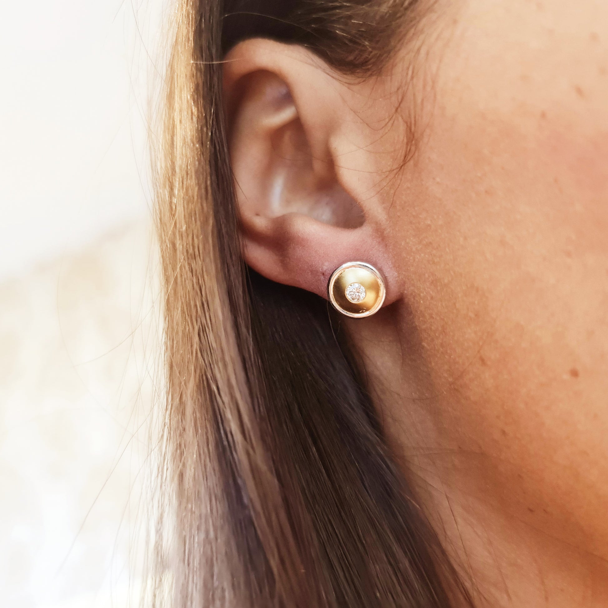 Erwecken Sie die Sonne in sich mit diesen luxuriösen Ohrsteckern aus 750er Weiß- und Gelbgold! Mit insgesamt 0,30 Karat Brillanten, spürbarem Gewicht und sicherem Verschluss sind sie nicht nur hochwertig verarbeitet, sondern auch ein echter Blickfang. Der Kreis aus Weiß- und Gelbgold strahlt wie die Sonne selbst. Durchmesser: 10mm.