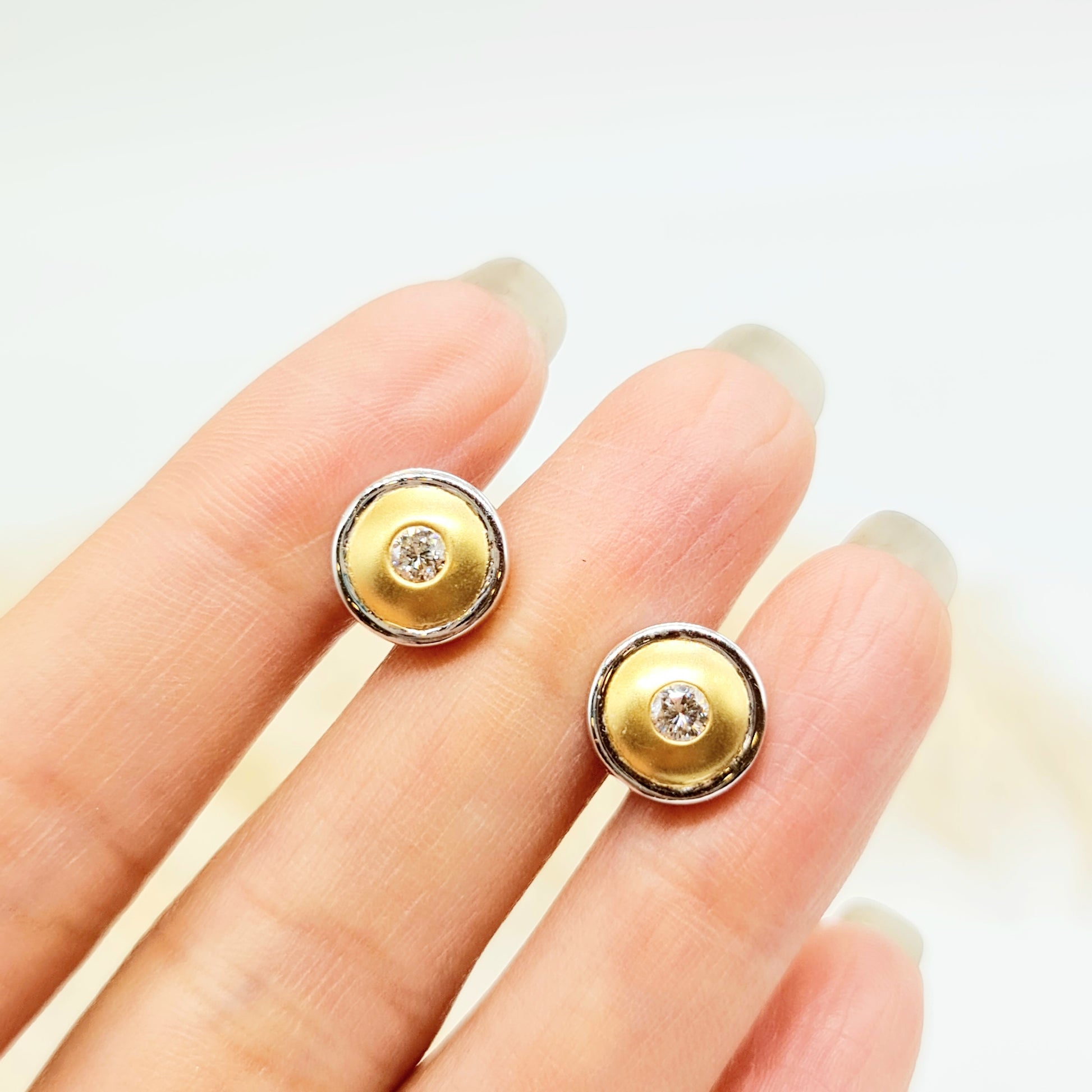 Erwecken Sie die Sonne in sich mit diesen luxuriösen Ohrsteckern aus 750er Weiß- und Gelbgold! Mit insgesamt 0,30 Karat Brillanten, spürbarem Gewicht und sicherem Verschluss sind sie nicht nur hochwertig verarbeitet, sondern auch ein echter Blickfang. Der Kreis aus Weiß- und Gelbgold strahlt wie die Sonne selbst. Durchmesser: 10mm.