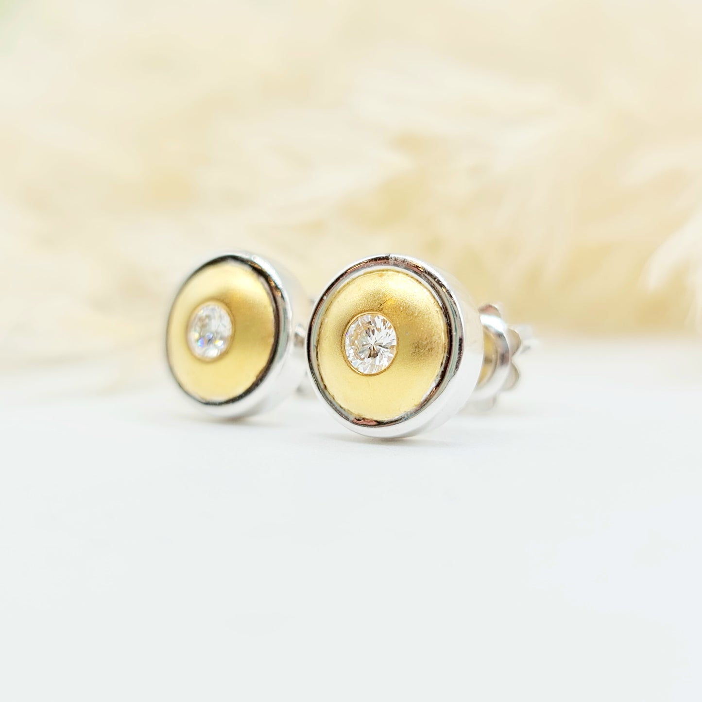 Erwecken Sie die Sonne in sich mit diesen luxuriösen Ohrsteckern aus 750er Weiß- und Gelbgold! Mit insgesamt 0,30 Karat Brillanten, spürbarem Gewicht und sicherem Verschluss sind sie nicht nur hochwertig verarbeitet, sondern auch ein echter Blickfang. Der Kreis aus Weiß- und Gelbgold strahlt wie die Sonne selbst. Durchmesser: 10mm.