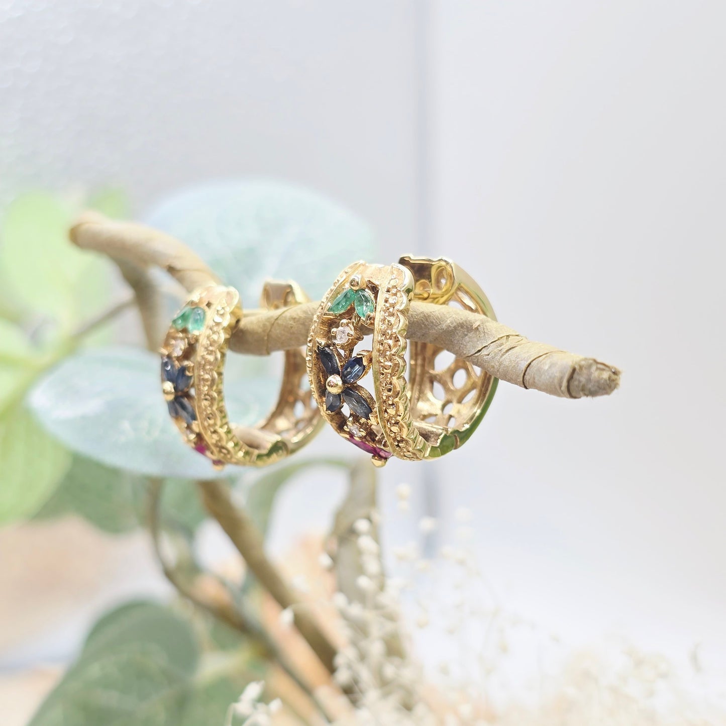 Ohrringe Gelbgold 585 14 kt Brillanten, Smaragd, Safir und Rubine