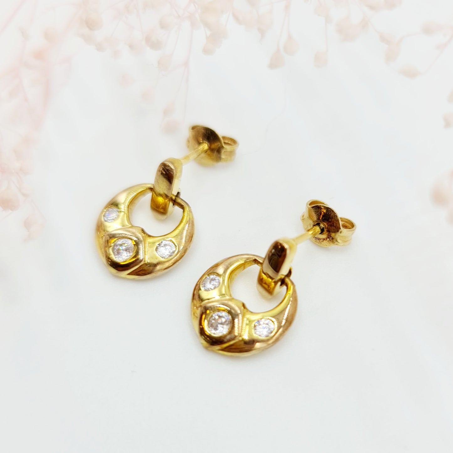 Vintage Ohrringe aus 333 Gelbgold mit 3 Zirkonia-Steinen, Elegante Retro-Schönheit
