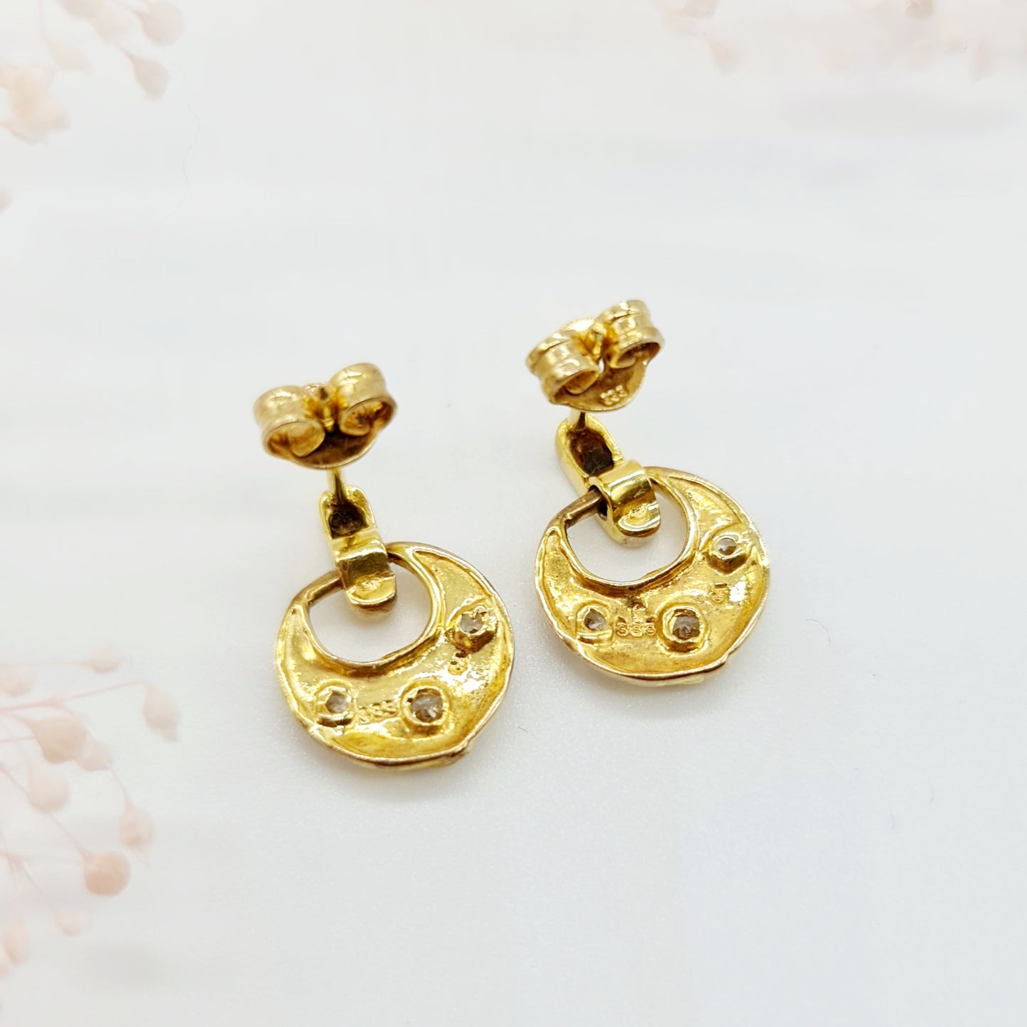 Vintage Ohrringe aus 333 Gelbgold mit 3 Zirkonia-Steinen, Elegante Retro-Schönheit