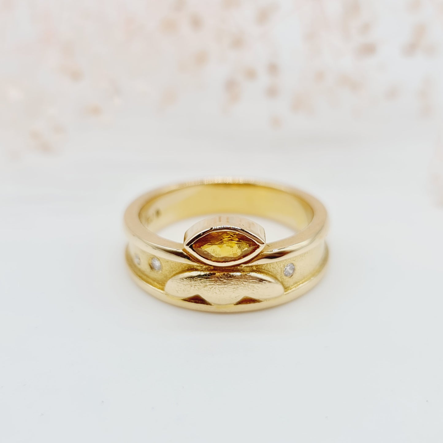 Einzigartiger handgeschmiedeter Vintage-Ring mit Zitrin im Navettschliff und Brillanten, aus 750 18 kt Gelbgold