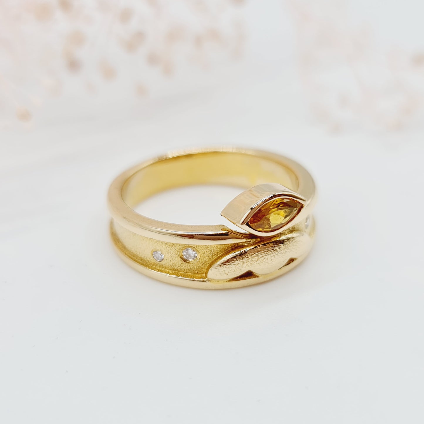 Einzigartiger handgeschmiedeter Vintage-Ring mit Zitrin im Navettschliff und Brillanten, aus 750 18 kt Gelbgold