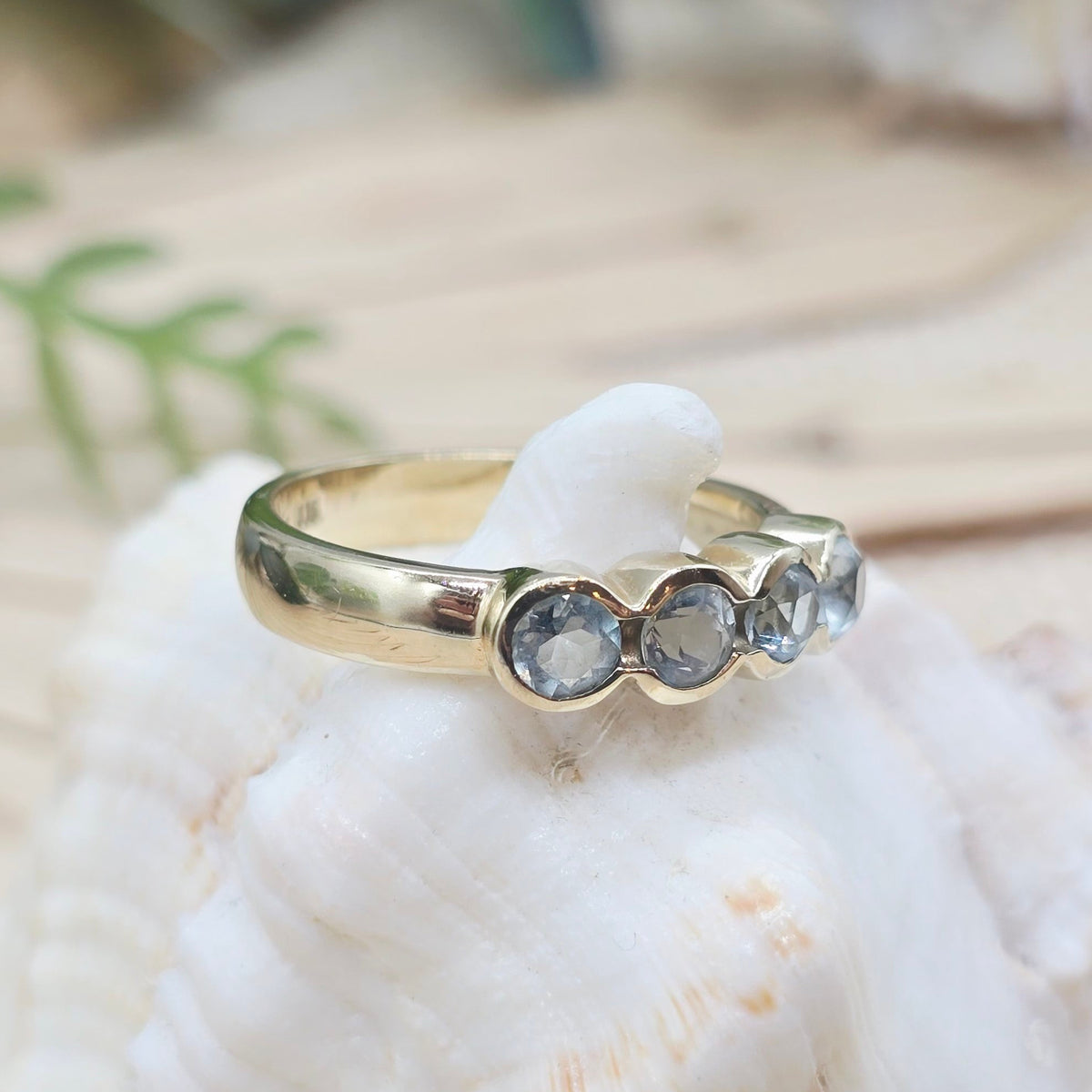 Ring 4 Aquamarine 375 9 KT Gold Gr: 59 (18,8mm) 3,90g