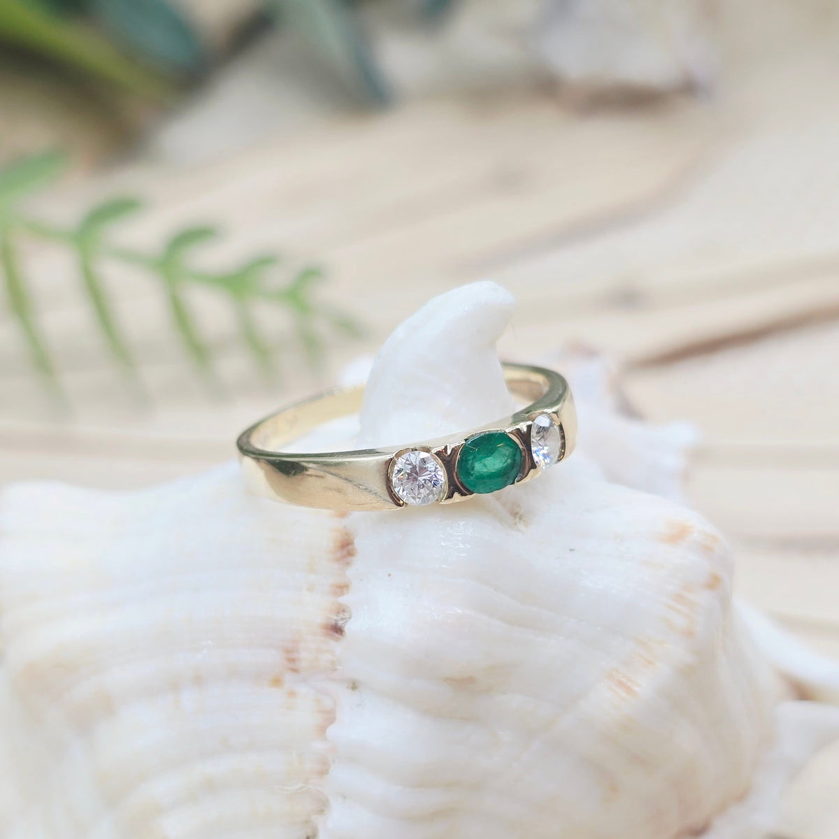Gold Ring 1 Smaragd, 2 Brillanten 585 14KT Gold Gr: 59 (18,8mm) 2,52g