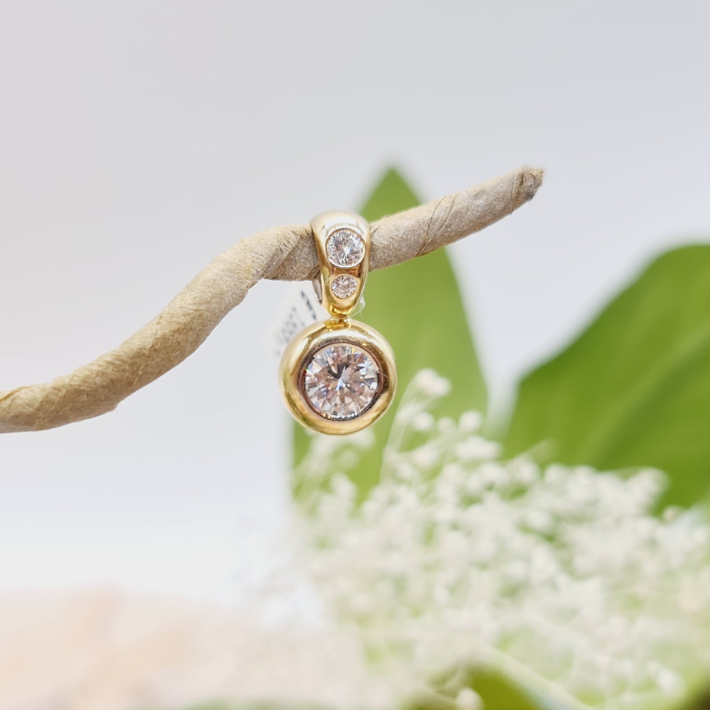 Anhänger Gold Solitär 0,764ct 3Brillanten 750 18kt 2,30g
