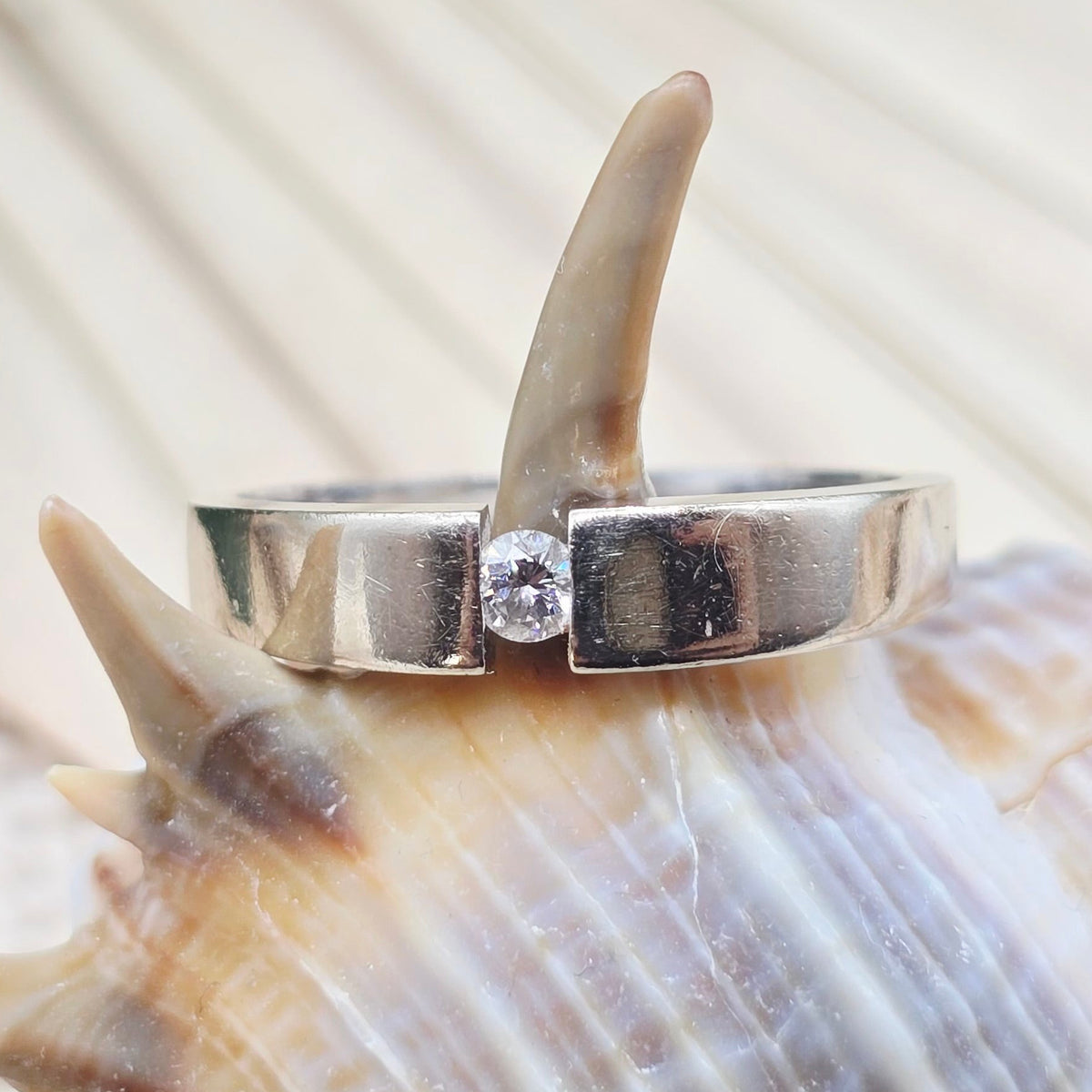 Ring Gold Weiß 585 14kt 1 Brillant 0,08ct W IF Gr: 56