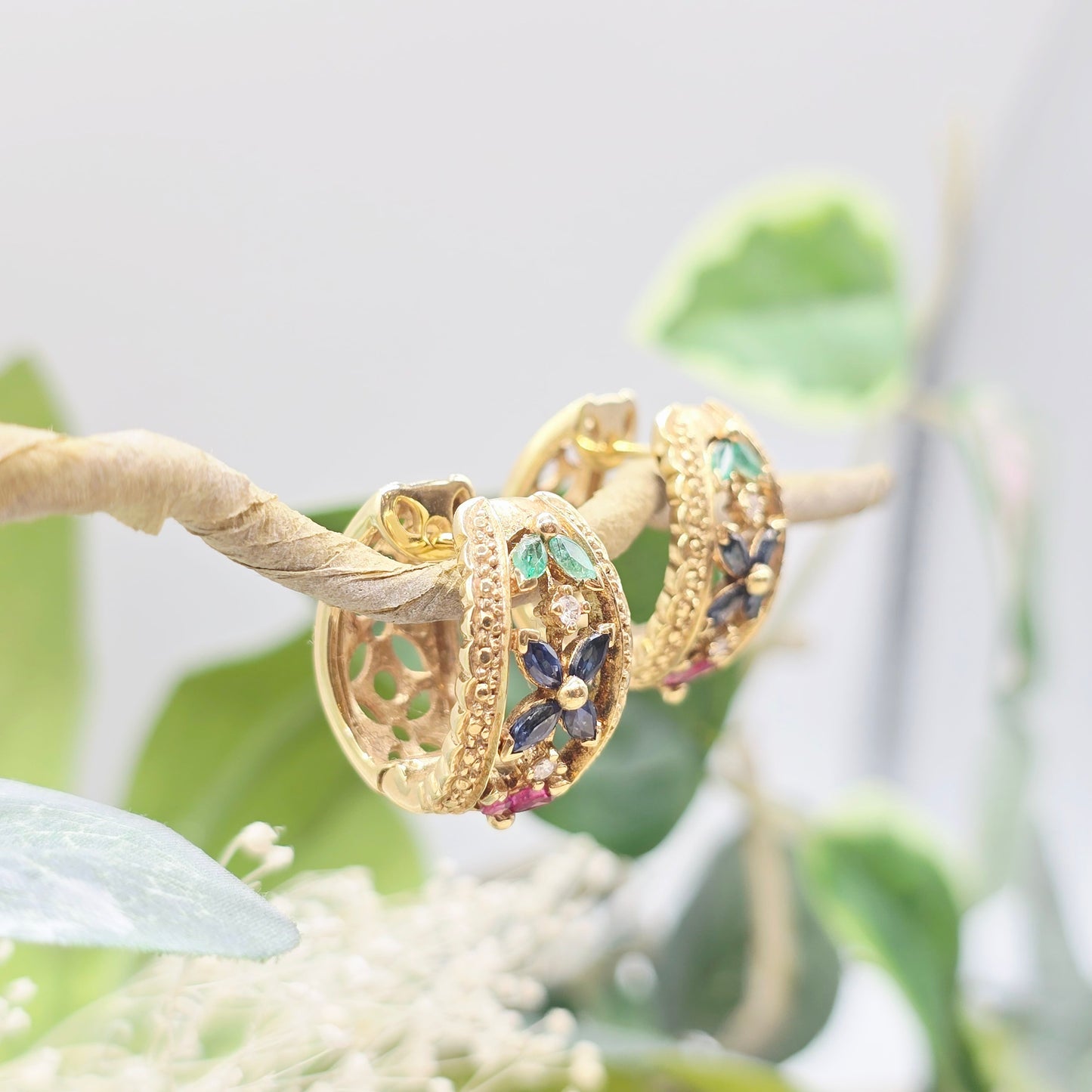 Ohrringe Gelbgold 585 14 kt Brillanten, Smaragd, Safir und Rubine