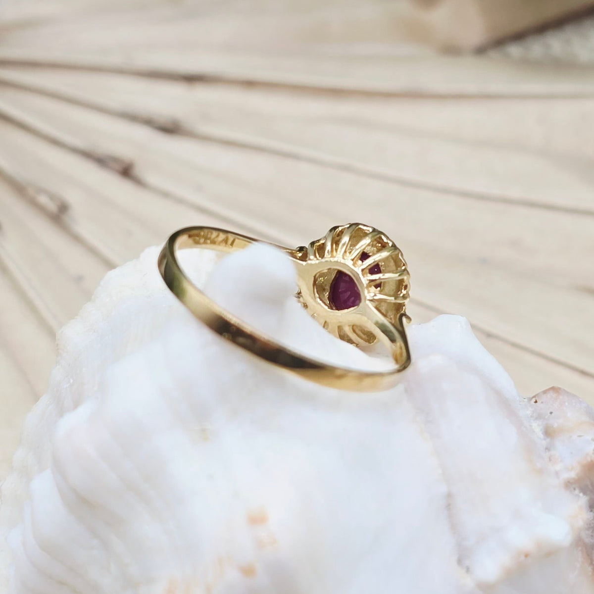 Ring Rubin Chabochon 750 18 KT Gold
