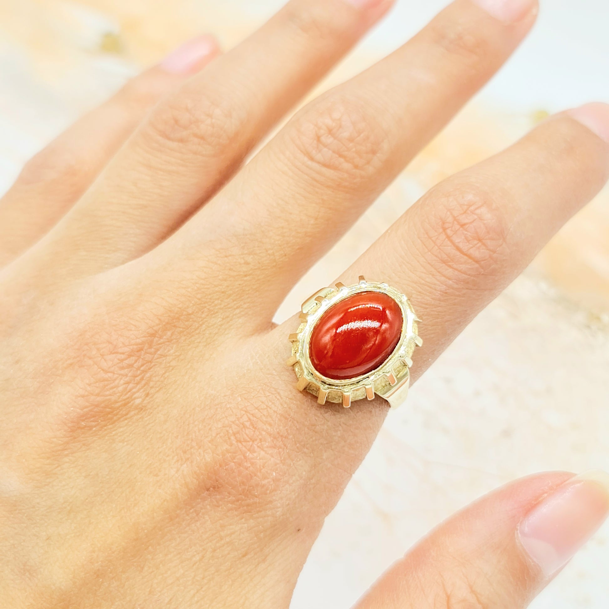 Vintage Ring mit ovalem Korallen Cabochon aus 585 14 Karat Gelbgold
