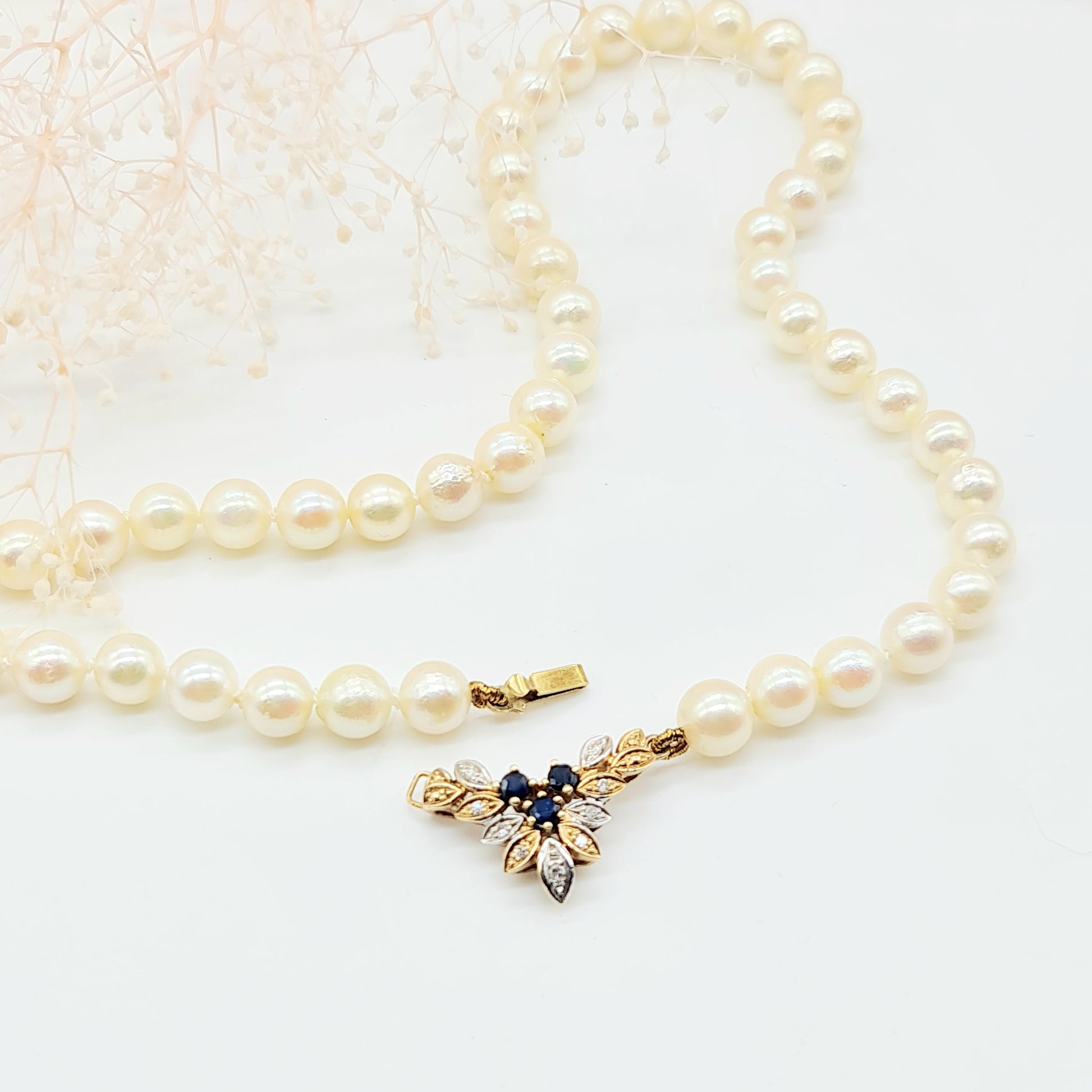 Raffiniertes Perlencollier 6mm mit Brillanten und Safiren, 585 14 kt Gelbgold und Weißgold, 46 cm
