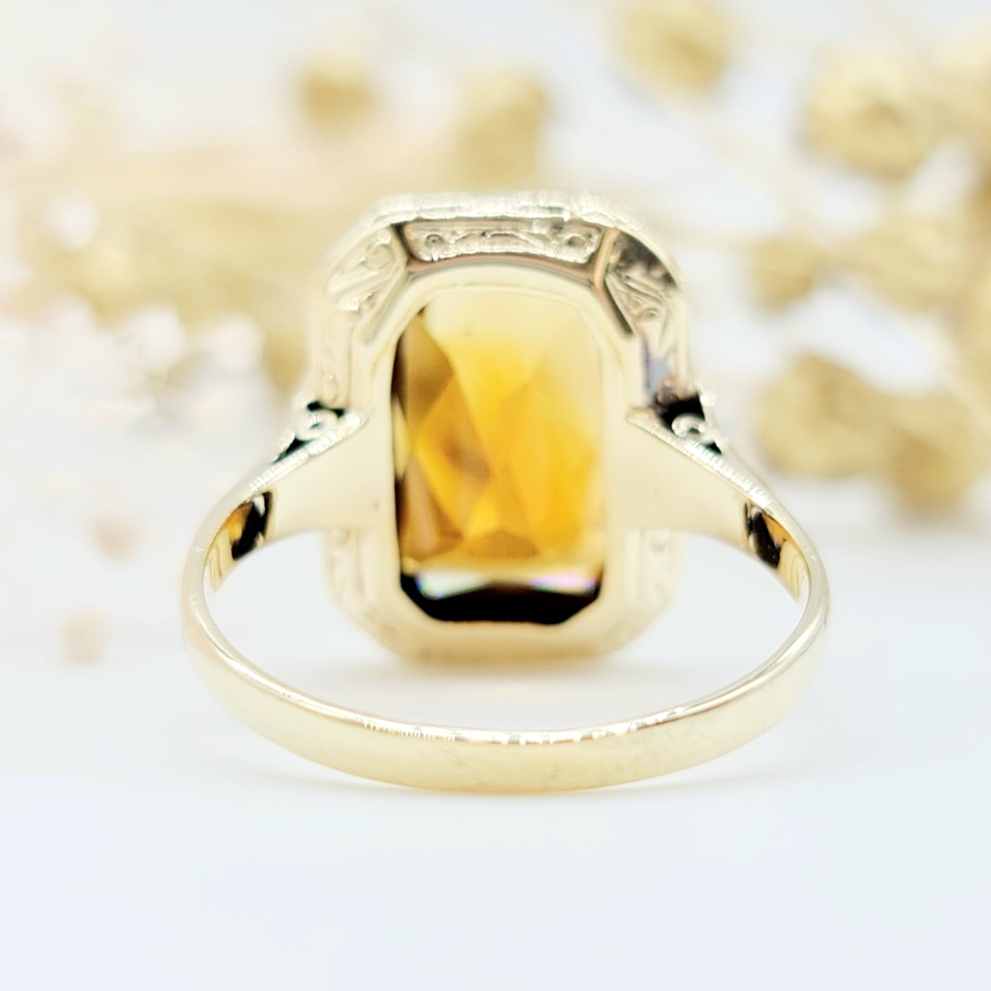 Antiker dunkelorangener Zitrin Ring aus 585 14 KT Gelbgold mit aufwändiger handgravierter Fassung