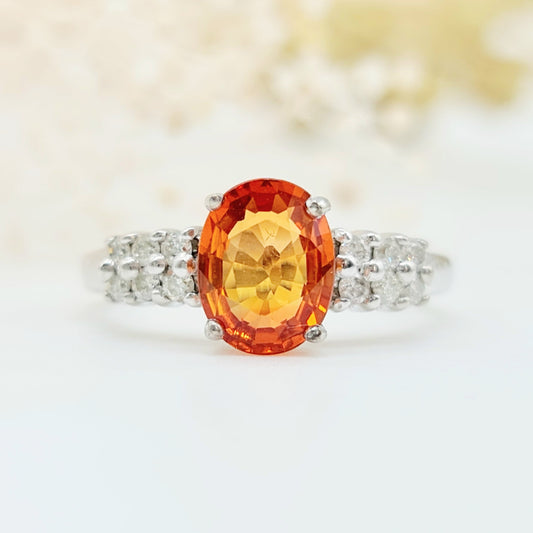 Eleganter Weißgoldring aus 375 9 kt Gold mit ovalem orangenen Topas und 12 Brillanten