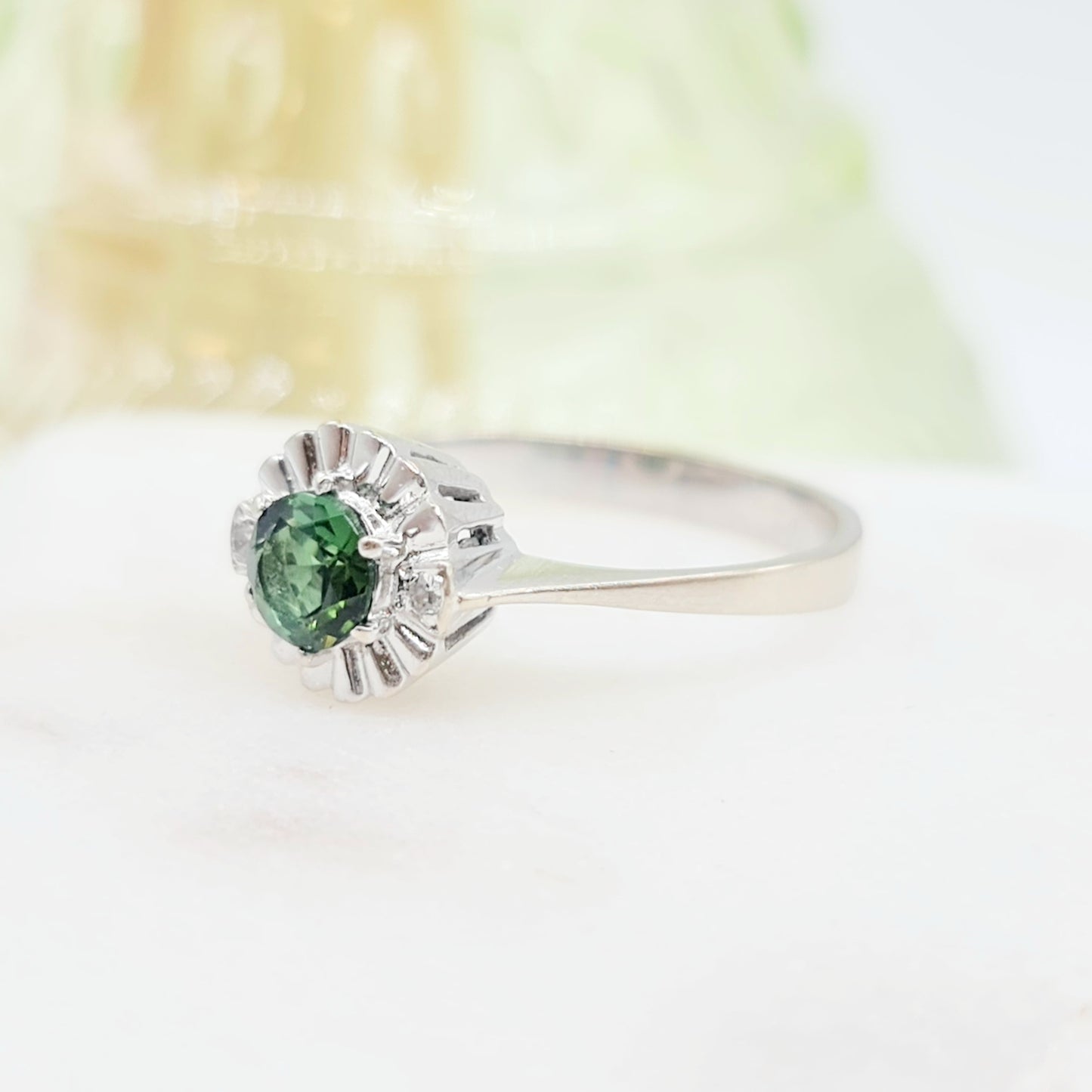 Vintage Ring mit grünem Tourmalin und Brillanten aus 585 14 KT Weißgold Gr. 50