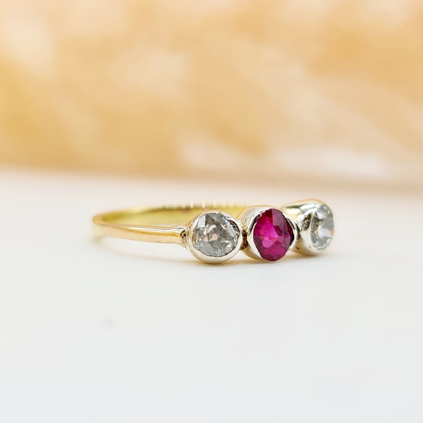 Jugendstil Ring aus 585 14 kt Gelbgold mit einem runden Rubin und 2 Diamanten im Altschliff ca 0,38ct - Elegante Schönheit für besondere Anlässe