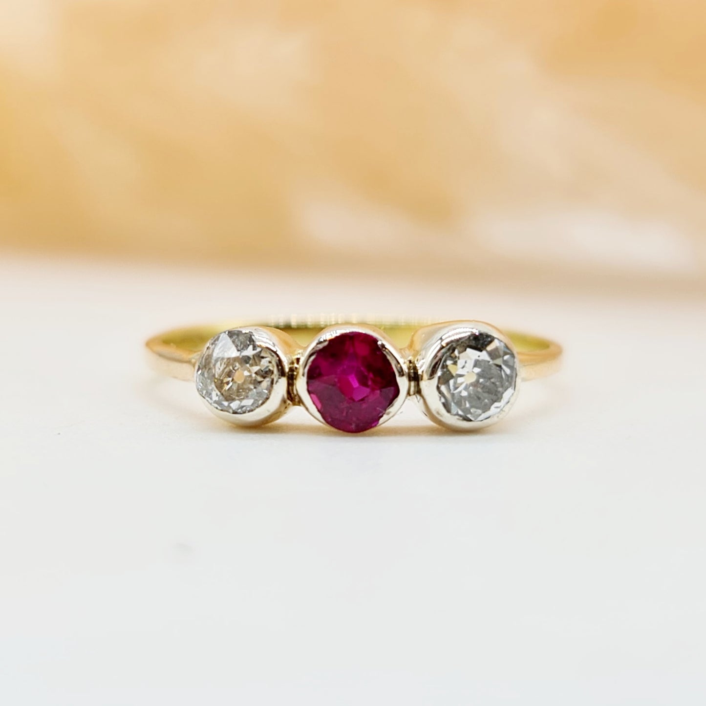 Jugendstil Ring aus 585 14 kt Gelbgold mit einem runden Rubin und 2 Diamanten im Altschliff ca 0,38ct - Elegante Schönheit für besondere Anlässe