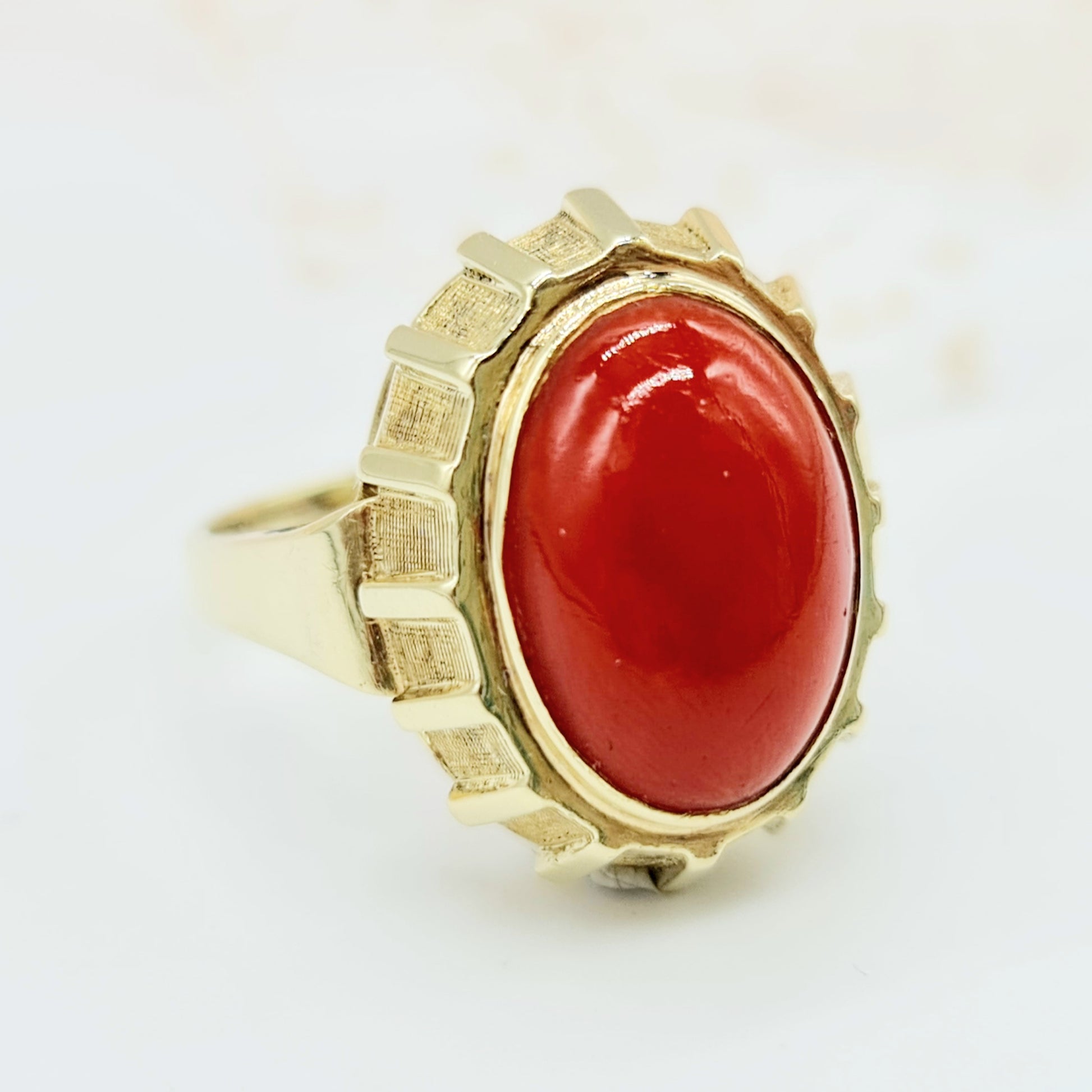 Vintage Ring mit ovalem Korallen Cabochon aus 585 14 Karat Gelbgold