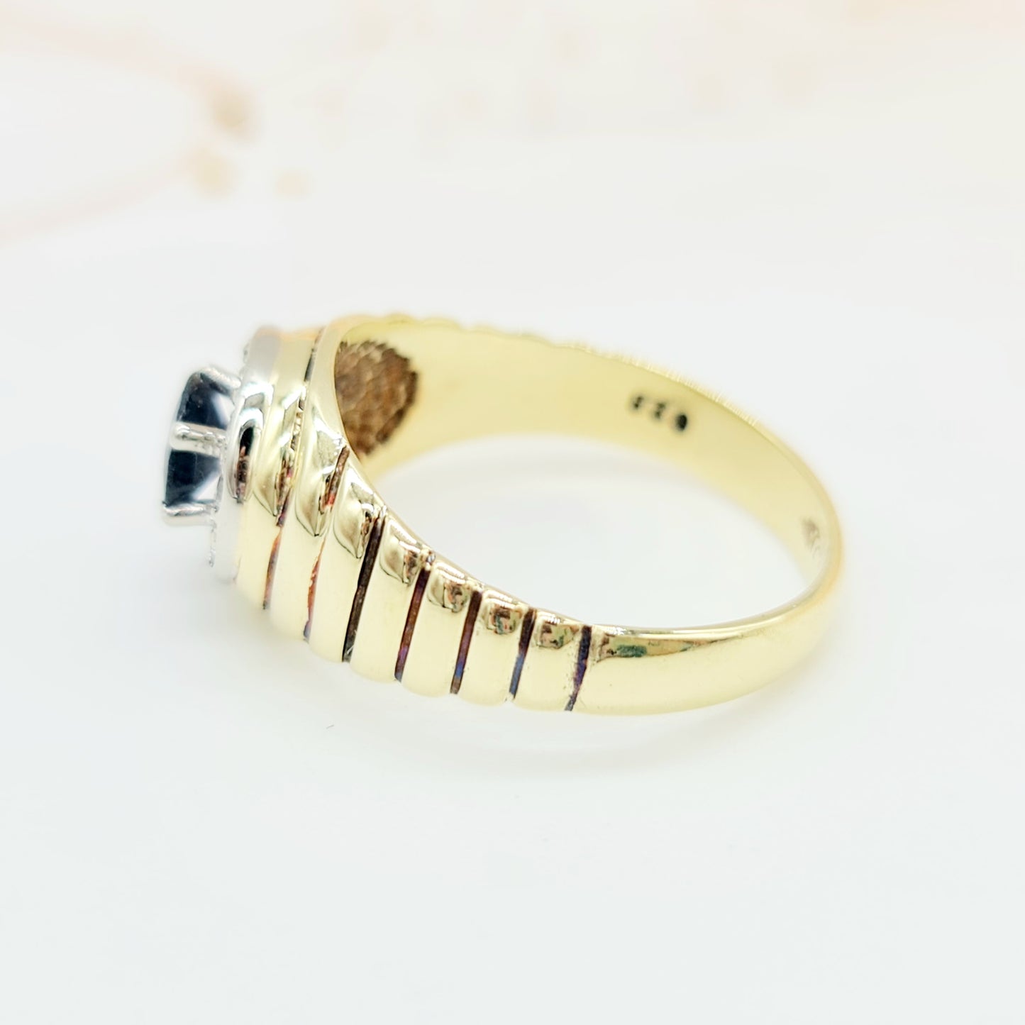 Vintage Ring mit ovalem Saphir umrandet von 10 Brillanten in 585er 14 kt Gelbgold