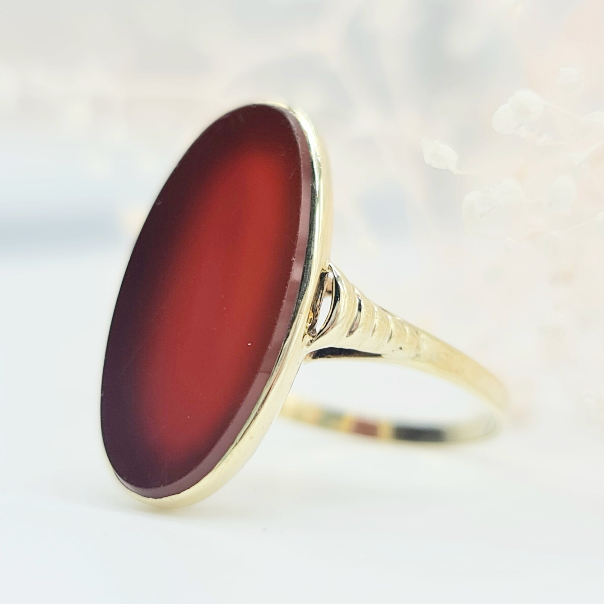 Ovaler Vintage Carneol Ring mit Spiegelschliff und kunstvoll von Hand gravierte Fassung aus 585 14 kt Gelbgold