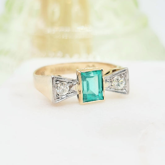 Antiker Art Deco Ring in Schleifchenform  mit grünem Spinell im Baguetteschliff und Diamanten im Altschliff aus 585 14 KT Gelbgold Gr. 58